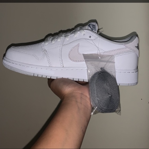 Jordan 1 Low Neutral Grey ‘GS’ - Picture 1 of 1